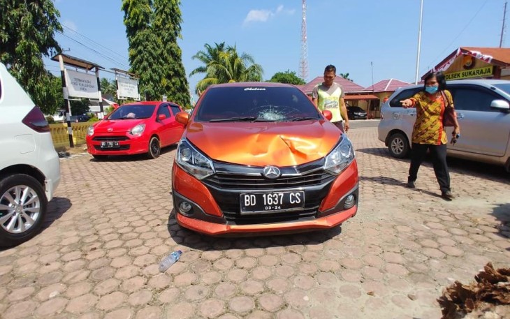 Mobil Ayla terparkir saat diamankan polisi