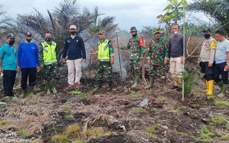 Polisi dan anggota TNI saat memeriksa titik api di lahan gambut Desa Rawa Bangun