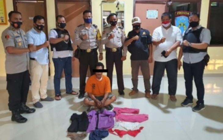 Tersangka saat diamankan beserta barang bukti