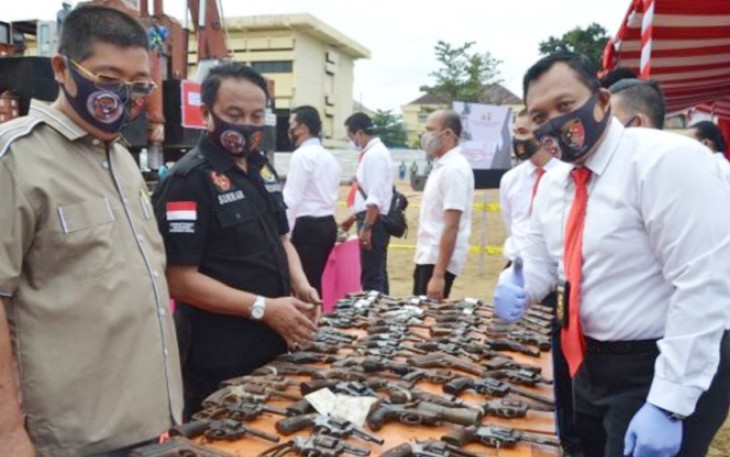 Ratusan senpi saat disiapkan untuk dimusnahkan