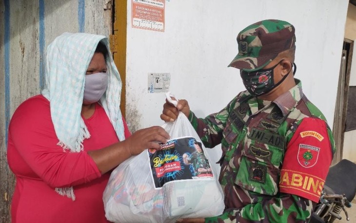 Mayjen TNI Andi Sumangerukka Bantu Suku Bajau di Kendari