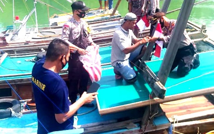 Polsek Singkep Barat Beri Bendera Merah Putih ke Komunitas Nelayan