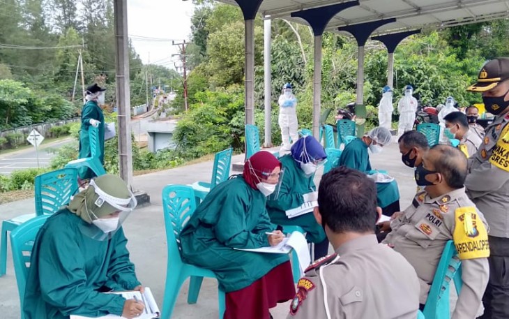 Puluhan Personel Polres Bintan saat Swab Test di RSUD Kijang