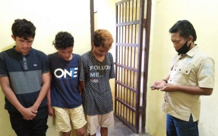 Tiga pelaku pengeroyokan saat diamankan