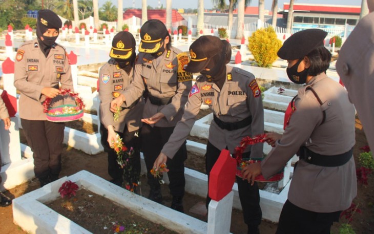 Polwan Polda Bengkulu Gelar Upacara Ziarah dan Tabur Bunga di TMP