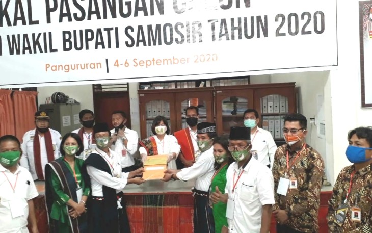 Penyerahan berkas pendaftaran Bakal Pasangan Calon Marguna di Kantor KPUD Samosir Minggu (06/09)