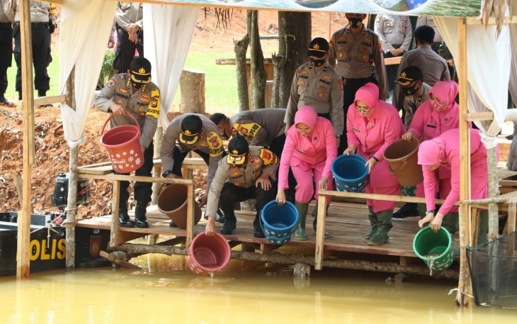 Kapolda Bengkulu Tebar 20 Ribu Bibit Ikan Dukung Ketahanan Pangan
