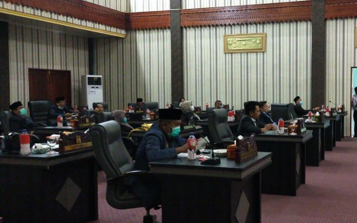Anggota DPRK Aceh Singkil saat mengikuti rapat paripurna penyampaian pandangan umum terhadap nota keuangan anggaran perubahan 2020.