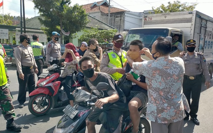 Kapolsek Campurdarat Bagikan Masker Kepada Masyarakat 