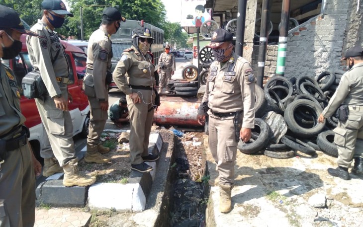 Kabid Trantib Dedeh Sofia Hasanah pimpin gelaran razia pelanggar K3.(Foto/KlikWarta)