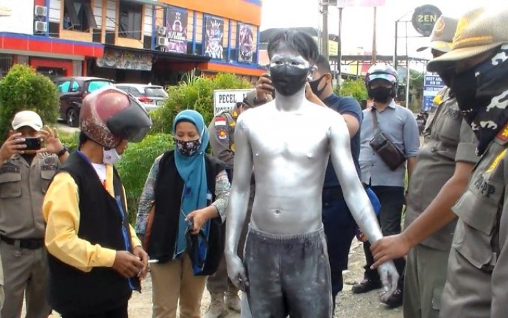Manusia Silverman Diamankan Petugas Satpol PP Kota Bengkulu 