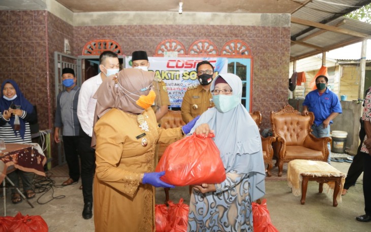 Plt Walikota Tanjung Pinang Salurkan Paket Sembako dari PT Cosmic untuk Warga