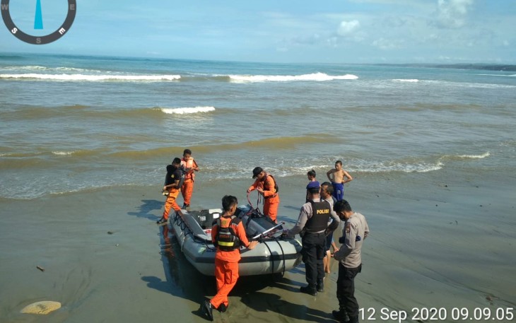 Tim gabungan saat membantu evakuasi kapal sekaligus ketiga nelayan