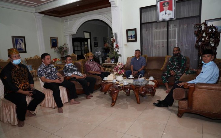 Silaturahmi Danrem 143 /HO dan Lembaga Adat Tolaki Jamin Sultra Aman dan Damai