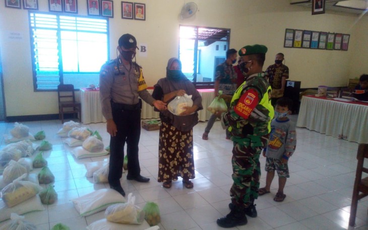 Koramil Dan Polsek Limpung Dampingi Penyaluran Bantuan Sosial Tunai Provinsi Jateng