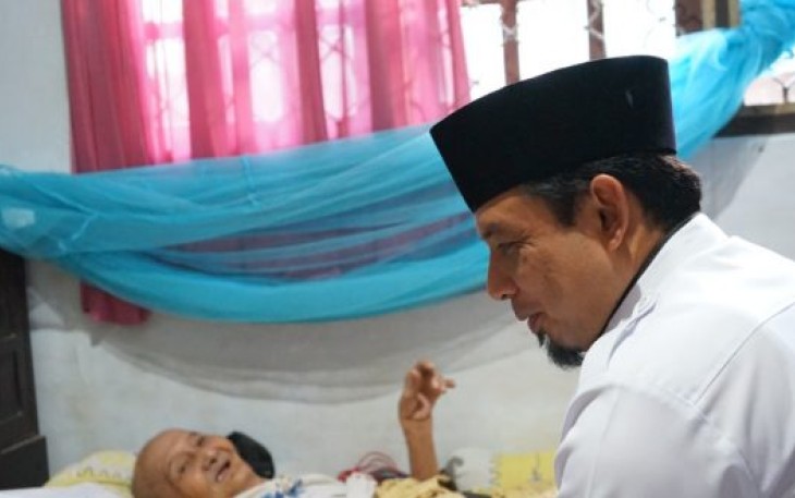 Wakil Wali Kota Bengkulu Dedy Wahyudi Besuk Mantan Gurunya 