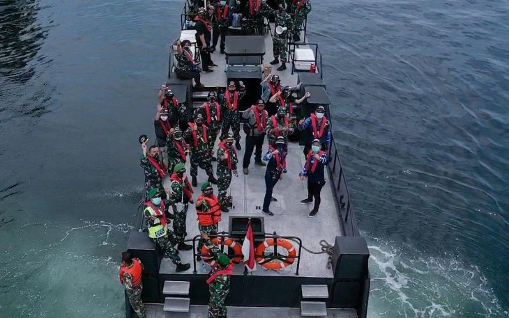 Awak media berkeliling Dermaga Tanjung Priok naik KMC Komando Selasa, 29/9/2020