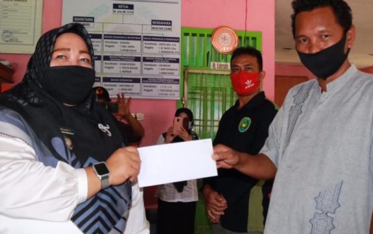 Camat Kampung Melayu Kota Bengkulu Saat Salurkan Bantuan Operasional