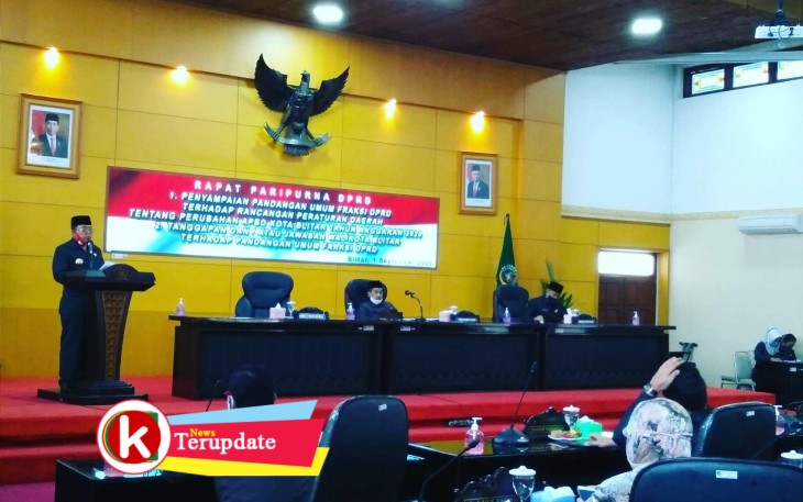 Walikota Santoso Sampaikan Jawaban Atas Pandangan Umum Fraksi Tentang APBD-P Tahun 2020 (foto: Faisal NR / Klikwarta.com) 