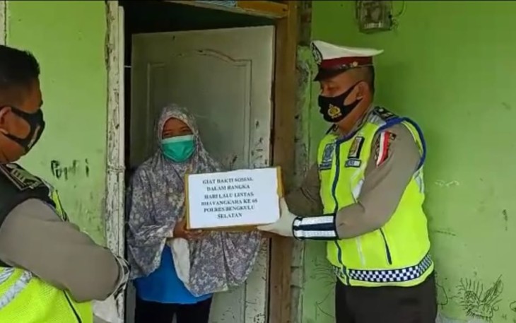 Polres Bengkulu Selatan Bagikan Sembako dan Masker Gratis ke Masyarakat