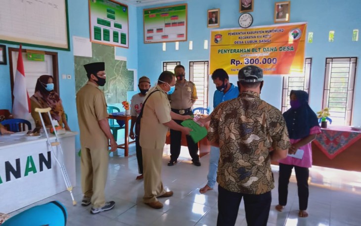 Polsek Mukomuko Utara Dampingi Penyaluran BLT DD di Desa Lubuk Sanai