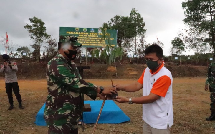 Penyerahan bibit secara simbolis