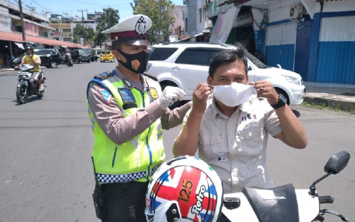 Pembagian Masker Kepada Pengendara 