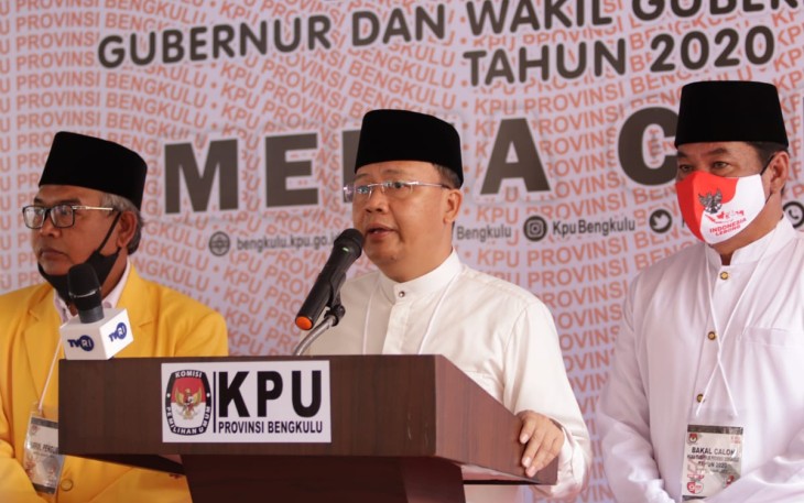 Rohidin dan Rosjonsyah saat mendaftar di KPU Provinsi Bengkulu