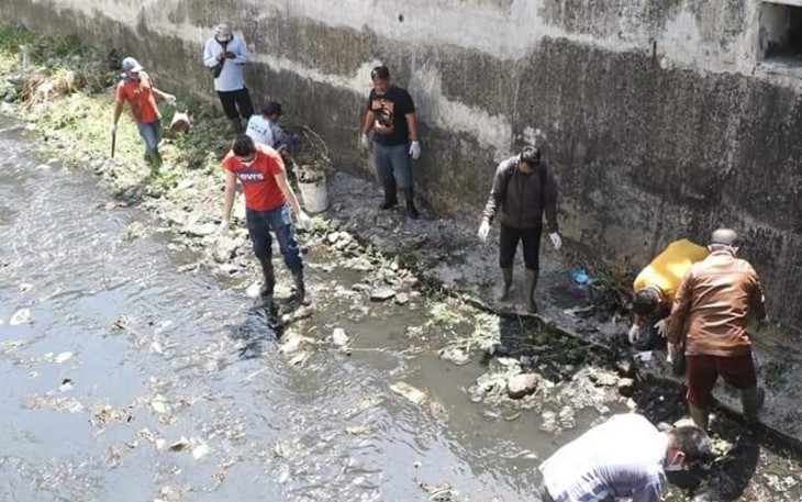 Pelanggar Prokes saat bersihkan sungai