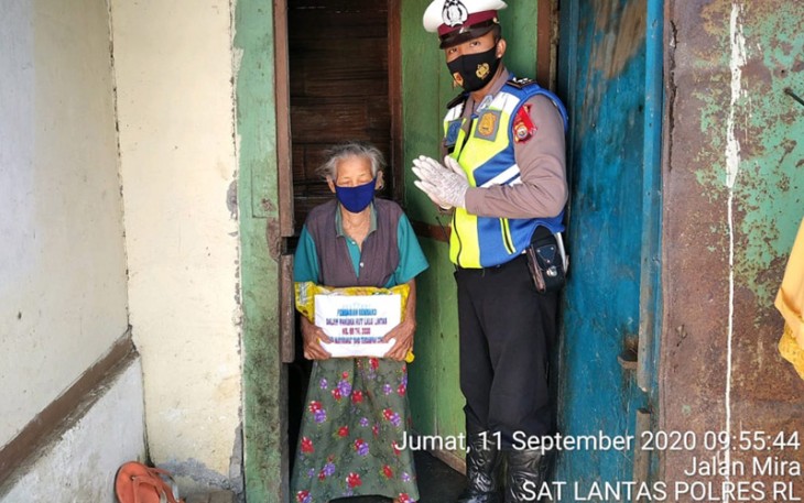 Sat Lantas Polres RL Bagikan Sembako Kepada Masyarakat