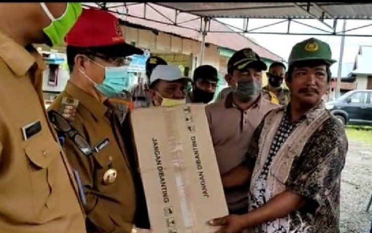 Bupati Seluma Bundra Jaya Salurkan Bantuan Kepada Warga Terdampak Banjir 