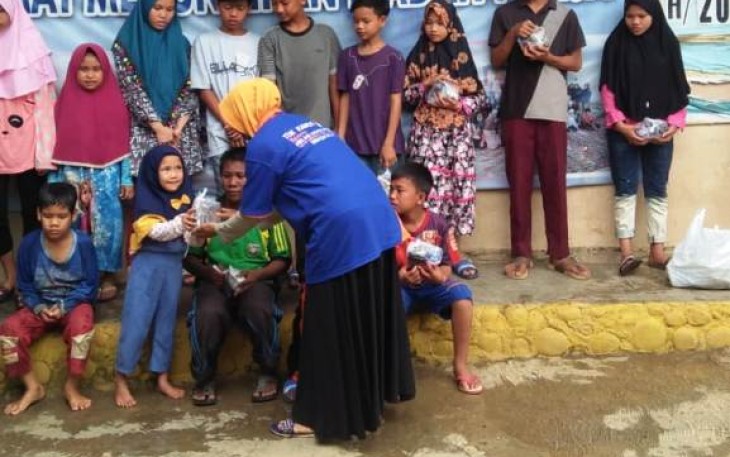 Milenial Tim Kanco Helmi Hasan-Muslihan Bagikan Makanan