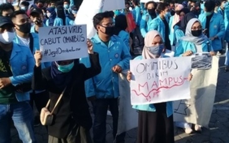  Ratusan Mahasiswa Universitas Sebelas Maret Lakukan Aksi 