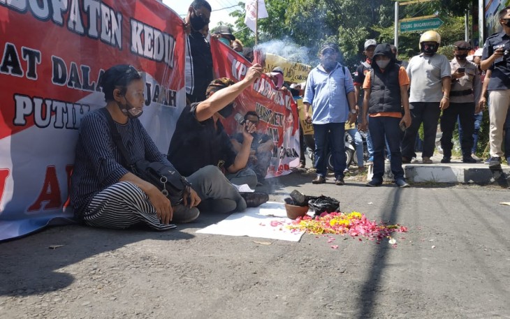 Ikatan Pemuda Kediri  dan Aliansi Penegak Demokrasi Bima Sakti Gelar Aksi  di Depan KPU Kabupaten Kediri 