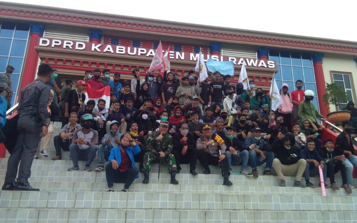 Ratusan Aliansi Pemuda Geruduk DPRD Musi Rawas