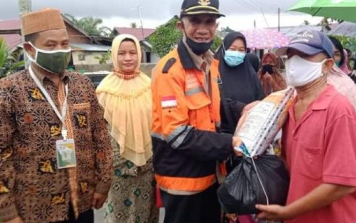 Kepala Baznas Kota Bengkulu Habib Abdurahman Alkaf Menyalurkan Bantuan Untuk Warga Terdampak Banjir 