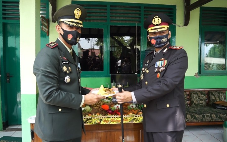 Kapolres Batang AKBP Edwin Louis Sengka S. I. K, M. Si memberikan potongan tumpeng kepada Dandim Batang Letkol Inf Dwison Evianto dalam rangka HUT TNI ke 75 di Kodim Batang. Senin, 5/10/2020