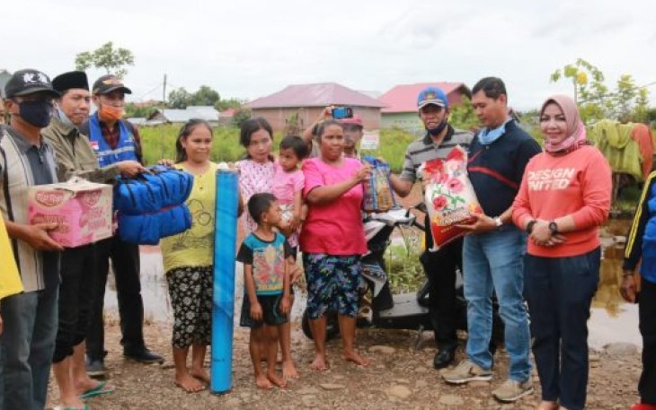  Plt Kepala Dinas Sosial Kota Bengkulu Alex Periansyah Menyalurkan Bantuan Sembako Untuk Warga Terdampak Banjir 