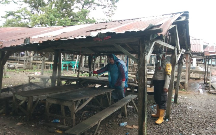 ospol XIV Koto Bersama Pemdes Lubuk Sanai 3 Semprot Disinfektan di Tempat Umum 