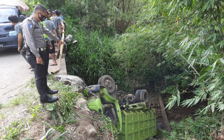 Kondisi Truk Masuk Jurang 