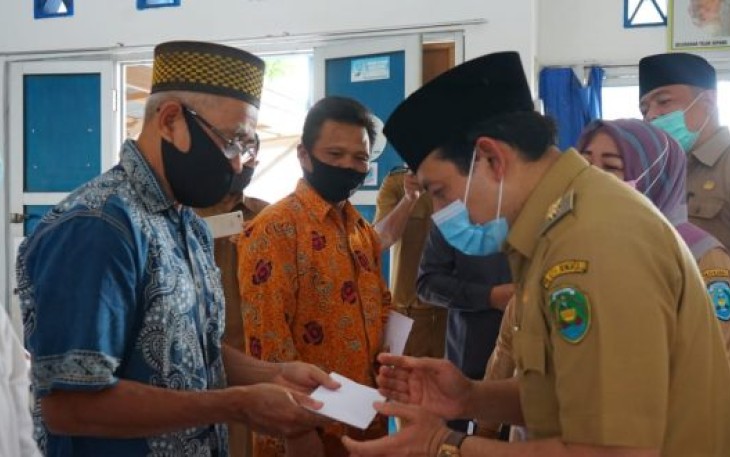 Plt Walikota Bengkulu Dedy Wahyudi Saat Membagikan Bantuan Opersional Kepada RT RW Linmas dan Tokoh Adat di Kelurahan Sumber jaya Kecamatan Kampung Melayu Kota Bengkulu 