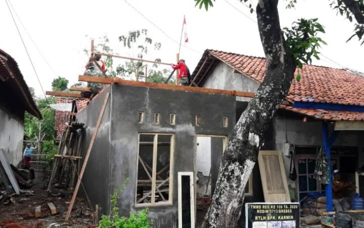 Satgas TMMD sedang rehab RTLH di Dusun Kutagaluh, Desa Kalinusu, Kecamatan Bumiayu, Kabupaten Brebes,Kamis, (15/10/2020), Kamis, (15/10/2020)