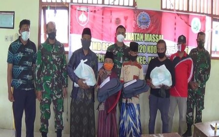 Dandim, Kasdim Kodim 0715/Kendal beserta orang tua dan peserta sunatan masal foto bersama setelah menerima bingkisan. Senin, 19/10/2020.
