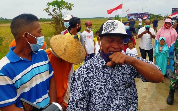 Marjan warga Desa Sendang Kulon melepas Satgas dengan air mata, Rabu 21/10/2020