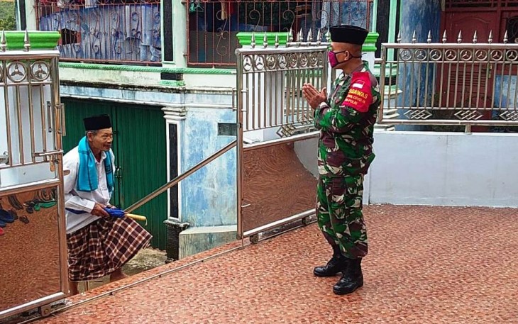 Satgas selalu ingatkan prokes saat TMMD di Desa Sendang Kulon, Jum'at 23/10/2020