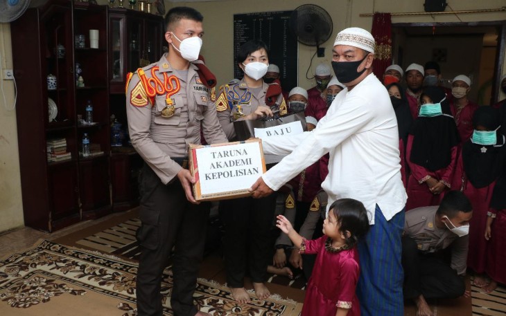 taruna Akademi Kepolisian dengan menggelar bakti sosial berupa paket sembako serta pakaian atau barang layak pakai untuk panti asuhan.Kamis, 28/10/2020.  