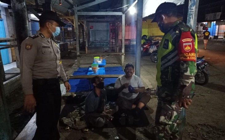 personel Polsek Limpung Polres Batang Polda Jawa Tengah Bripka Sofyan Achmad dan Bripka Nur Fatoni bersama Sertu Supriyono dari Koramil 02 Limpung menyambangi petugas jaga malam Pasar Limpung memberikan imbauan kamtibmas. Kamis, (29/10/2020).     