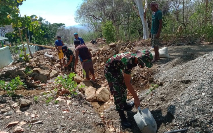 Satgas Yonarmed 3/105 Tarik turut serta membangun talud dan saluran irigasi di Kabupaten Timor Tengah Utara, Nusa Tenggara Timur.  Jum'at (30/10/2020).