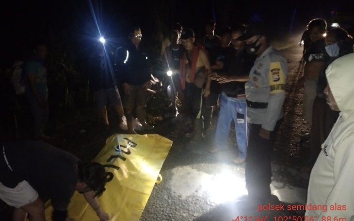 Bersama Warga Polres Seluma Evakuasi Temuan Jenazah di Pondok Kebun