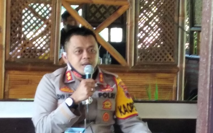 Kapolres Batang AKBP Edwin Louis Sengka S. I. K, M. Si memberikan saat memberikan  sambutannya di acara silaturahmi dengan wartawan se Kabupaten Batang. 
